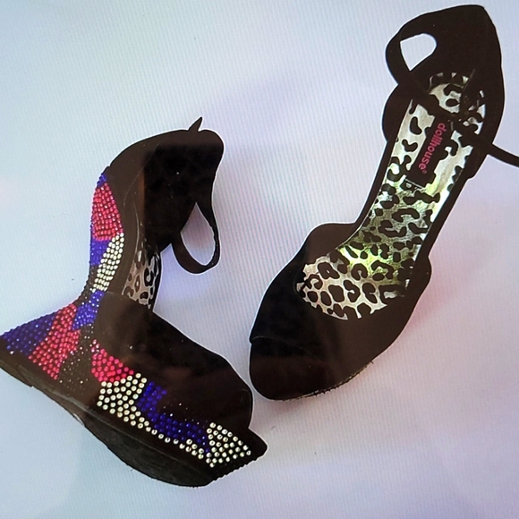 Dollhouse Platforms Curved Wedge Heels - Picture 6 of 6